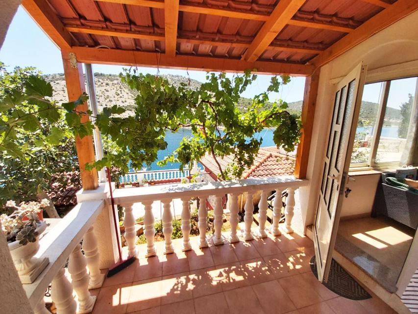 Apartments Carmen Vinišće Extérieur photo