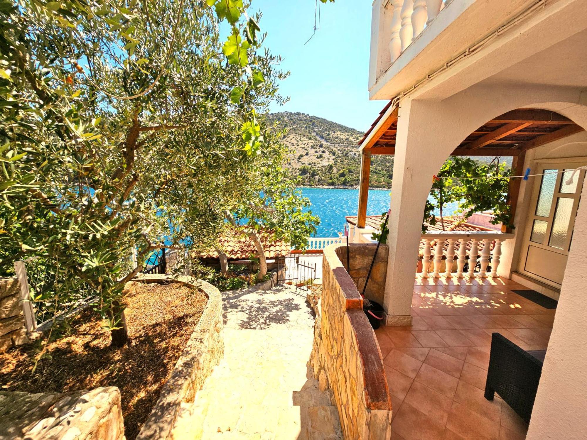 Apartments Carmen Vinišće Extérieur photo