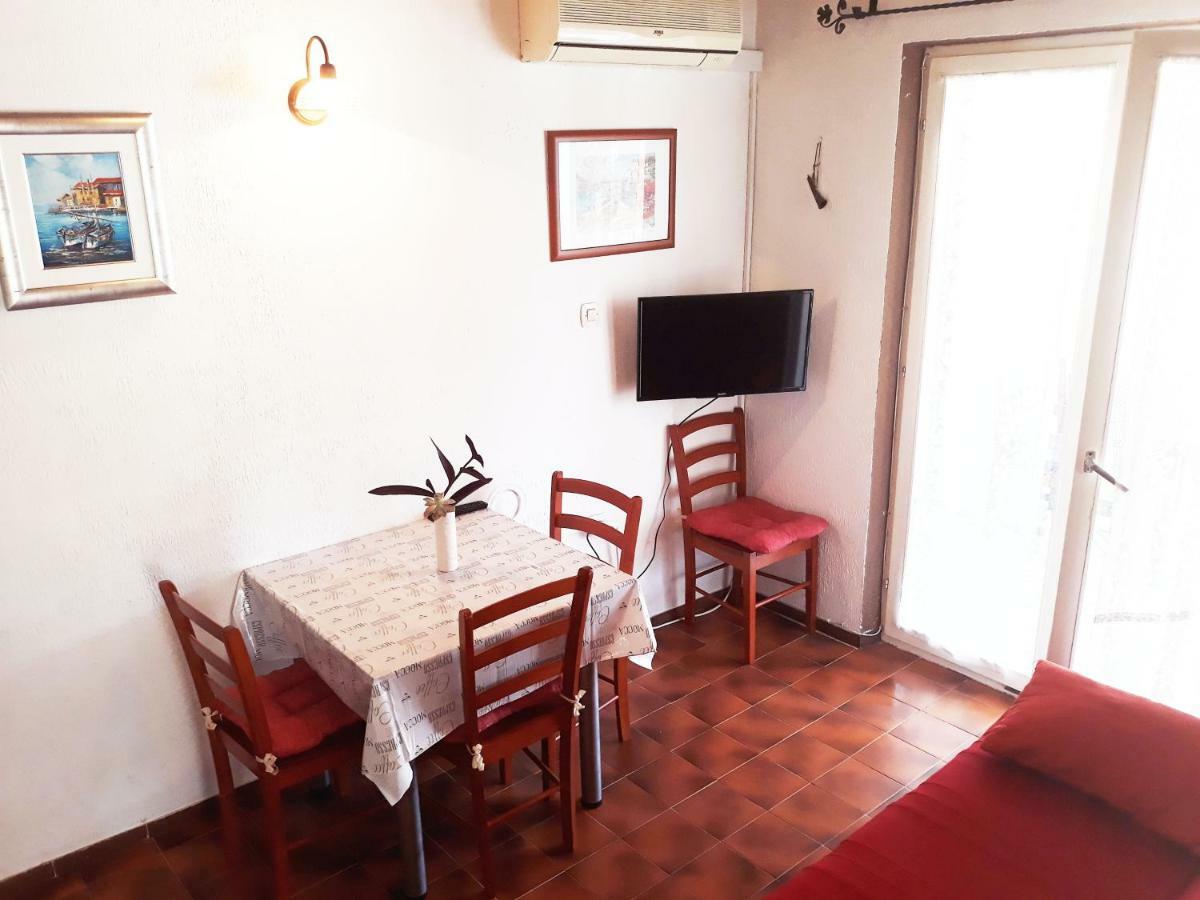 Apartments Carmen Vinišće Extérieur photo