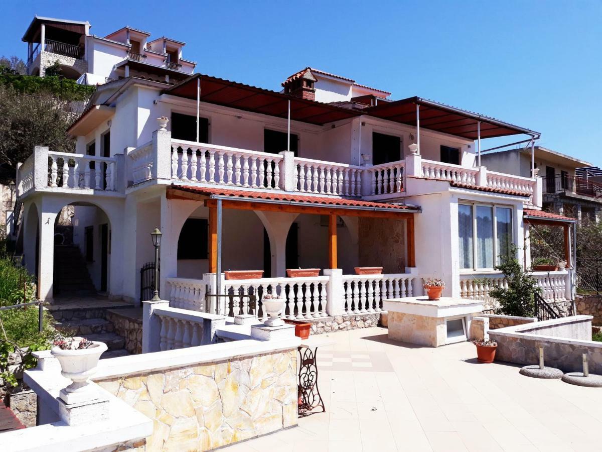 Apartments Carmen Vinišće Extérieur photo